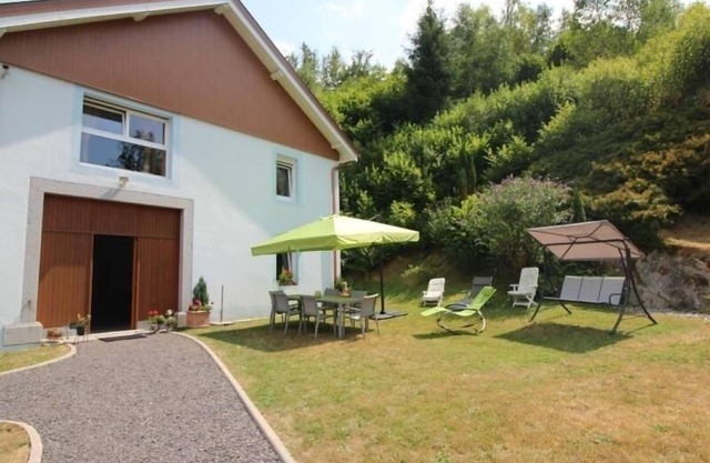 Secluded Forest Retreat with Pond, Ideal for Family or Friends, Sleeps 6