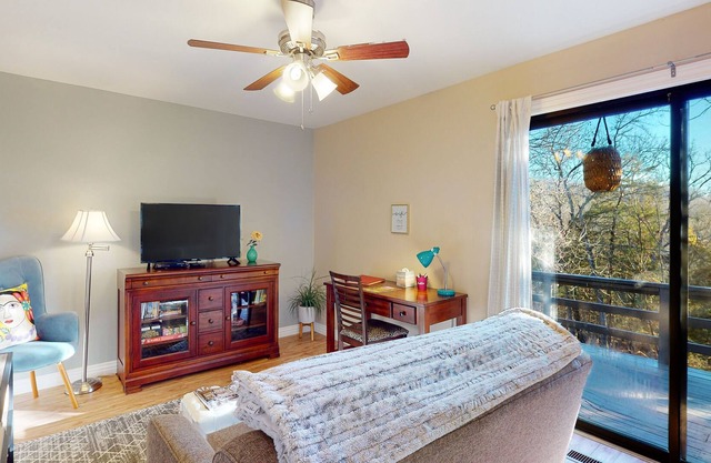 Secluded home near lake with a deck, wooded views & WiFi