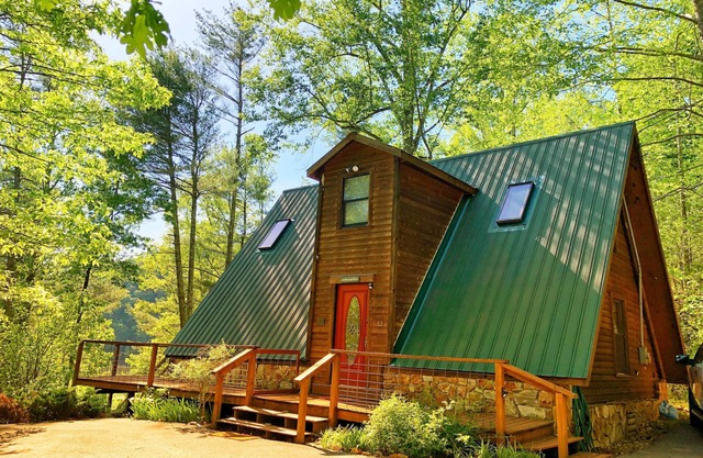 Secluded LAKEFRONT Chalet: 2.8acres, Dock, Kayaks and Canoe, Pet Friendly, Wifi