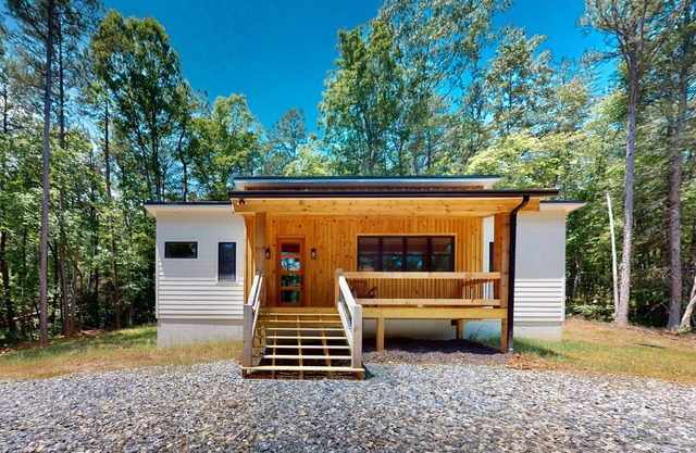 Secluded modern house with hot tub, fireplaces, grill and forest views
