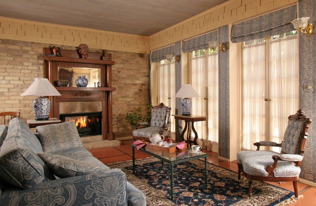 Secluded Retreat Near Riverwalk