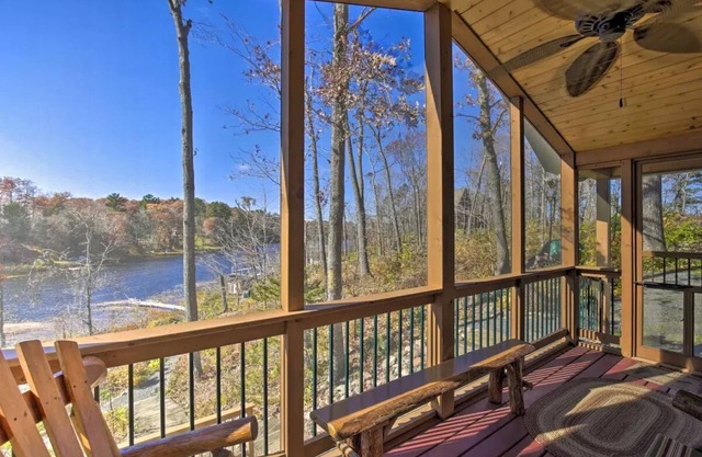 Secluded Waterfront Cabin on hiking trails! Lake on one side river on the other.