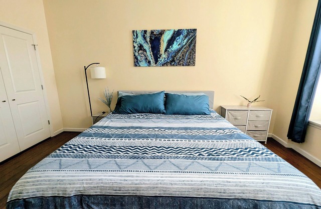 Second Floor King Bed Apartment near at BJC- Gn