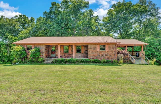 Seconds away from the lake, enjoy relaxing peace and quiet in spacious comfort