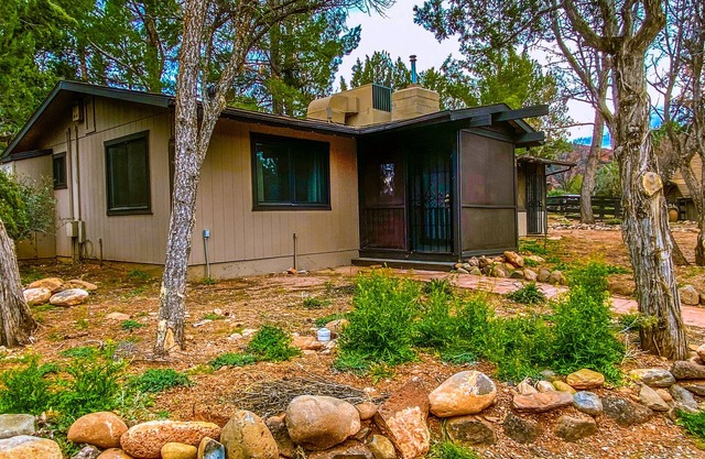 Sedona Perfect! Charming Guest House on 5 Acre Gated Estate boardering Oak Creek