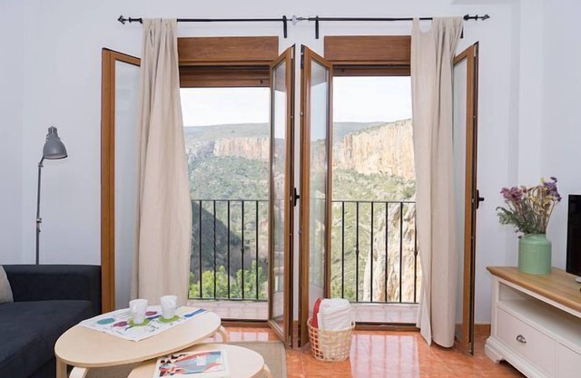 Self catering Miralrio Chulilla for 7 people MAXIMO