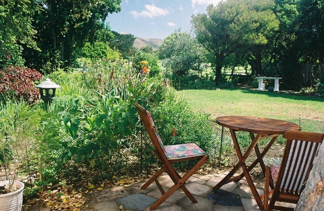 Self catering unit bordering golf course with majastic mountains above