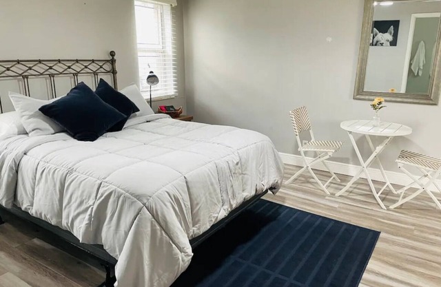 Self check-in Private master room/bath in charming Sunrise