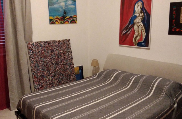 Self-contained apartment with outdoor patio within walking distance of the sea and downtown.