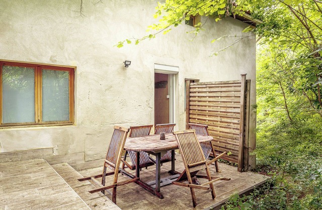 Self-contained accommodation in the heart of an acacia forest