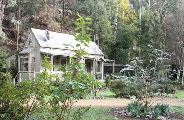 Self contained cottage in 8 acres of amazing gardens adjoining the Ovens River