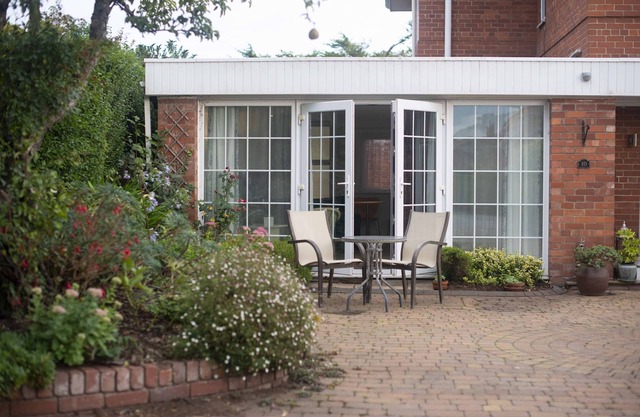 Self-contained studio, private drive, 150m to beach, close to town