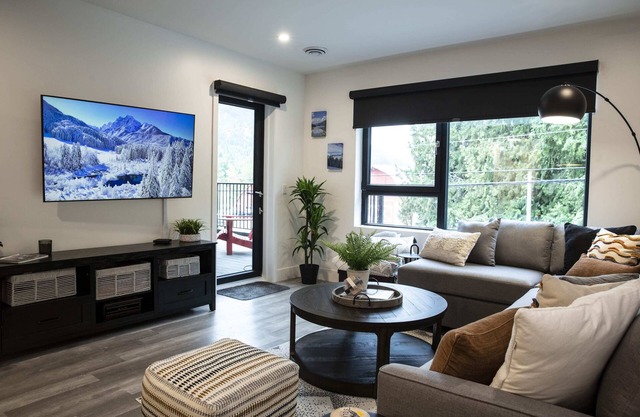 Selkirk Staytion - Stylish Condo with Hot Tub