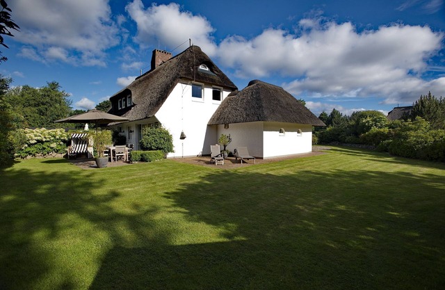 Semi-detached house under thatch for up to 5 people with garden.