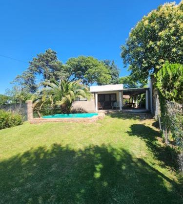 Sencilla, frente al río