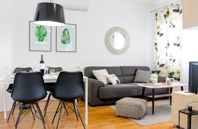 Serena apartment, with sea view, close to the pebble beach!