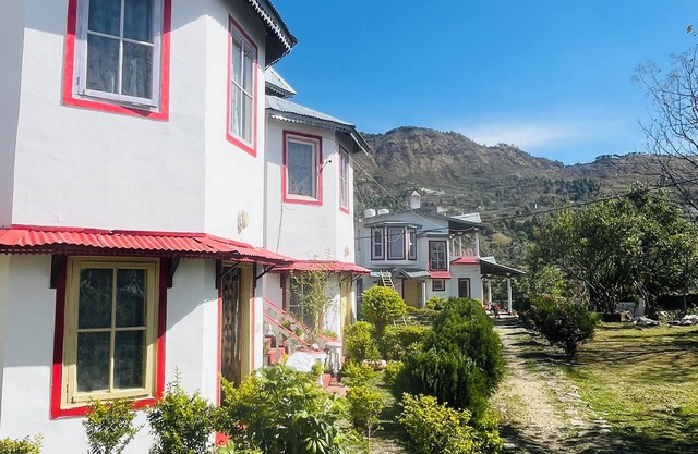 Serene 4-Bedroom Cottage in Bhimtal – Hill Views & Cozy Place