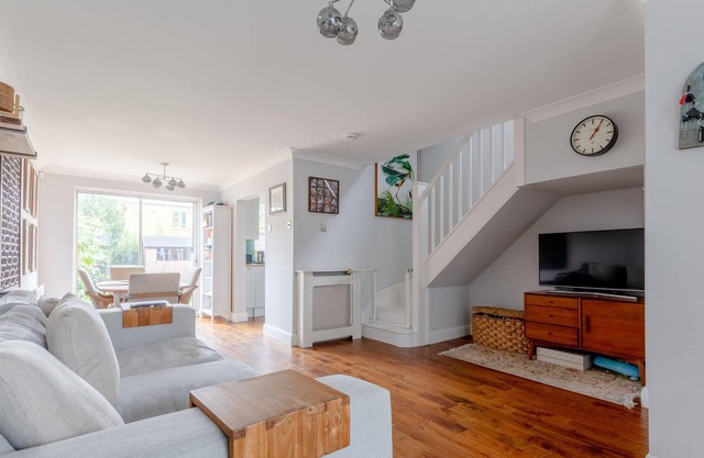 Serene and Spacious 2 Bedroom House in South Wimbledon
