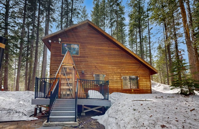 Serene cabin: cozy, dog-friendly retreat w/modern amenities & rustic charm