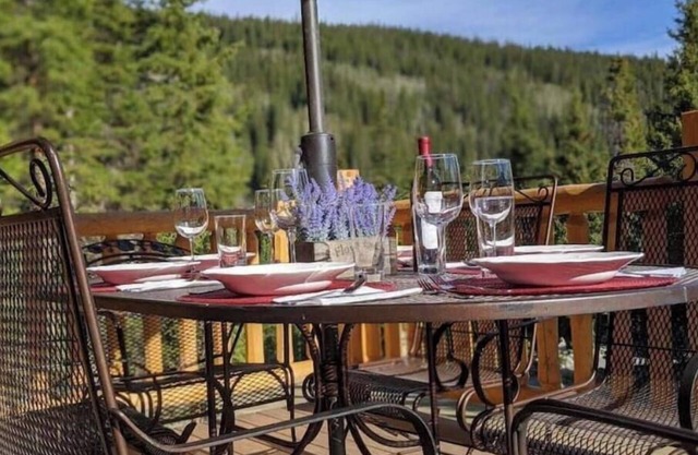 Serene Cabin Escape with Hot Tub & Panoramic Views
