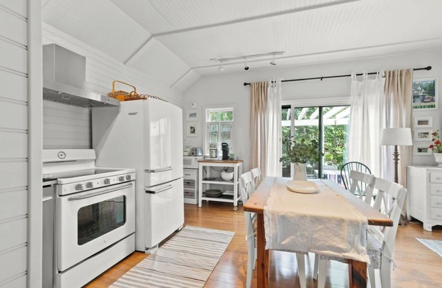 Serene Cape Cod Cottage. Walk to Beach, Harbor & Village. Bikes, Kayaks &more