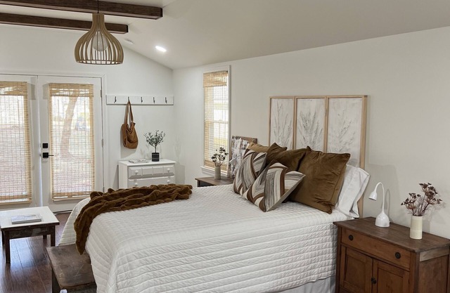 Serene & Cozy Bungalow with 1 bedroom and WiFi, AC in peaceful Kernersville
