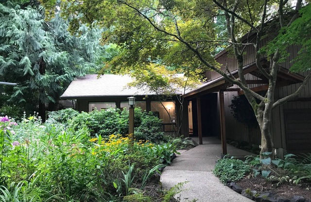 Serene Garden Home Center of lake oswego 4 bedrooms, 3 full bath,
