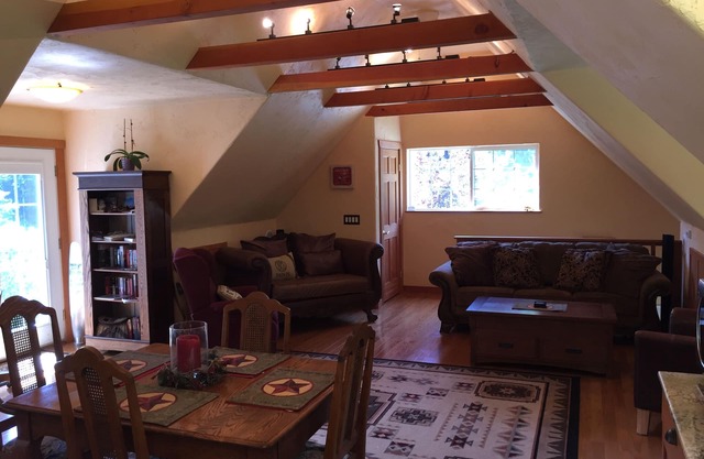 Serene Hobby Farm Cottage Get Away, 10 Minutes From Mount Vernon.