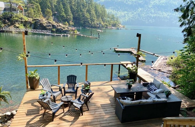 Serene Lakeside Cabin: 2BR + Loft on Harrison