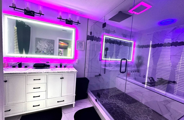 Serene Lake View-King Bed,Jacuzzi, K-ette,Parking, Wifi