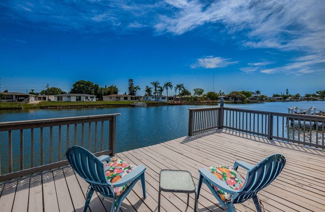 Serene Lakefront home in Tampa Bay, close to beaches and downtown Tarpon Springs