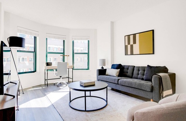 Serene Logan Circle 1BR w/Gym, W/D & Pool, walk to bars, by Blueground