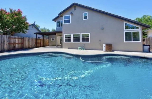 Serene Retreat: W/Waterfall Pool, Proximity to Shopping & Gastronomic Delights.