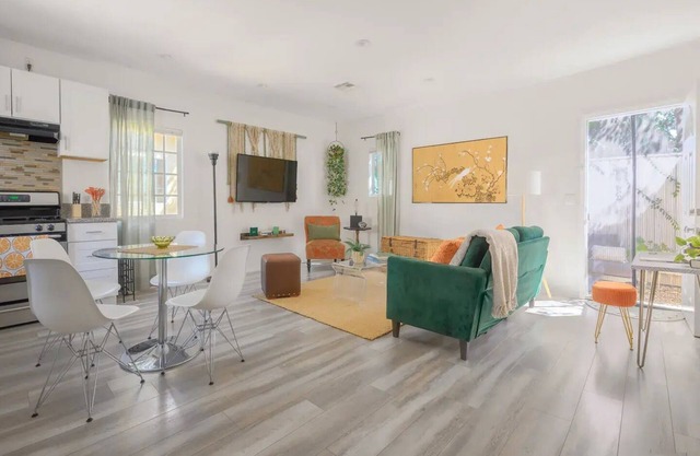 Serene, Stylish 2bd/2bth Bungalow & Yard - next to Silverlake/Echo Park Hotspots