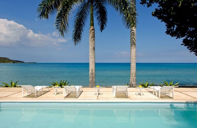 SERENITY BY THE SEA JAMAICA - Luxury 4 Bed Beachfront Villa Montego Bay