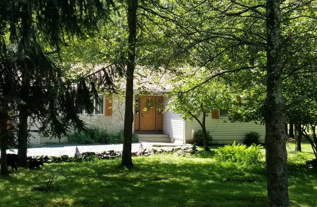 Serenity & Fun Cozy Pocono Cabin! Family Friendly Beach/Lake/Pool and WIFI