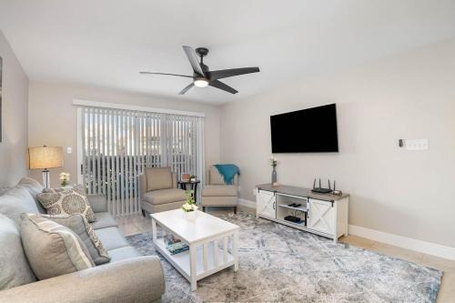 Serenity - Ground Floor Condo - Half Mile to Beach