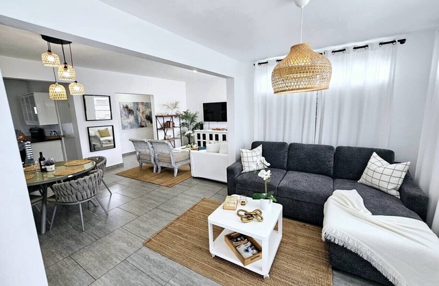 Serenity House -Walk to Beach-2BR/2BA/AC