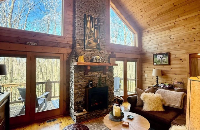 Serenity Meets Convenience - Honey Bear Log Cabin Near Downtown West Jefferson