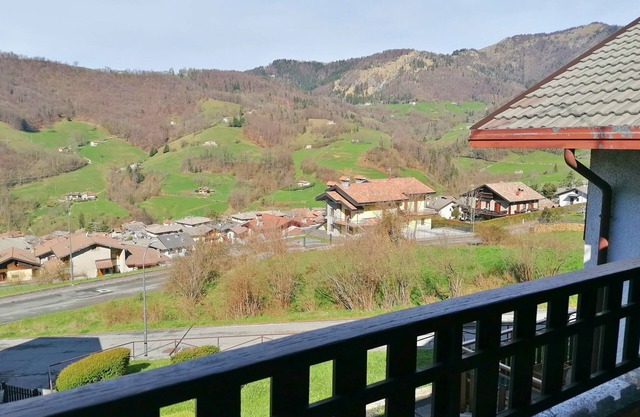 Serina Chalet: Mountain Apartment with Panoramic Terrace, WiFi, and Parking
