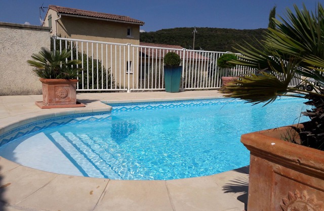 SERPOLET gîte with shared pool in the Ibie valley