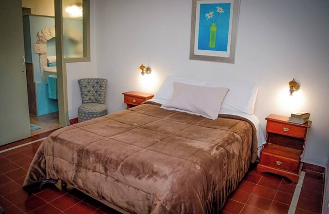 Serrano calm, 10' from the airport with breakfast