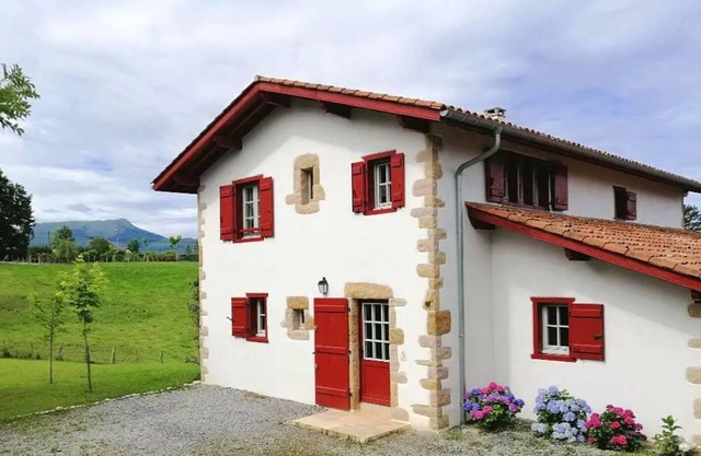 Set of 2 character houses, swimming pool, Rhune view 5min from Saint Jean de Luz
