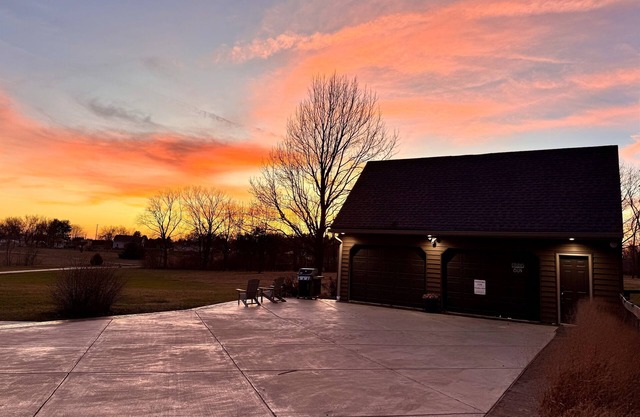 Set on peaceful 5 acres, 3 min. from town, Private Building