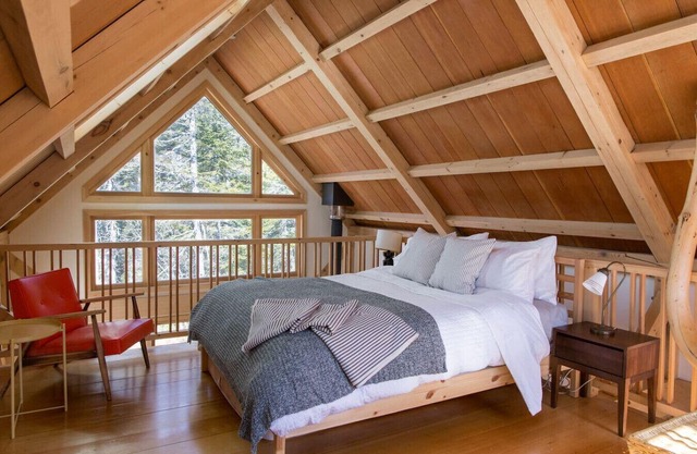 Shackup Cabin— Wood Fired Hot Tub & Near the beach