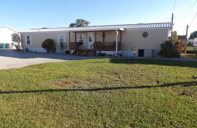 Shadow's Oasis, Tropical Cozy 2/2 w/Pool, Sundeck & Fishing in your own space!