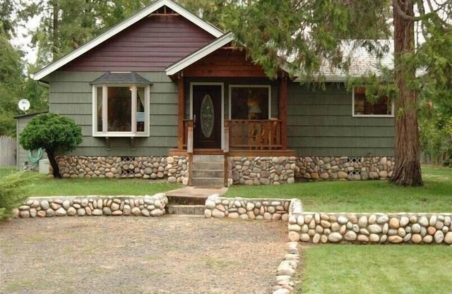 Shady Cove River House -Fly Fish, Raft, Hike or Just Relax