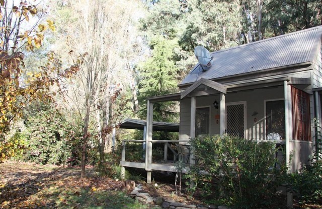 Shadybrook alpine cottage one bedroom No 3 in gardens adjoining the Ovens River