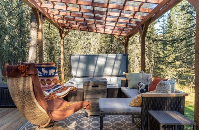 "Shanti Yurt" with private hot tub in Bragg Creek