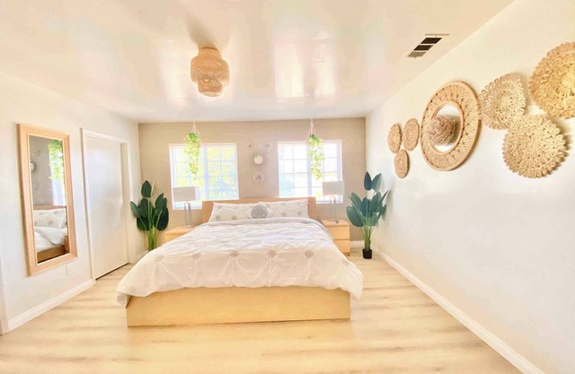 Share house -Gold King Bed and Sofa Bed